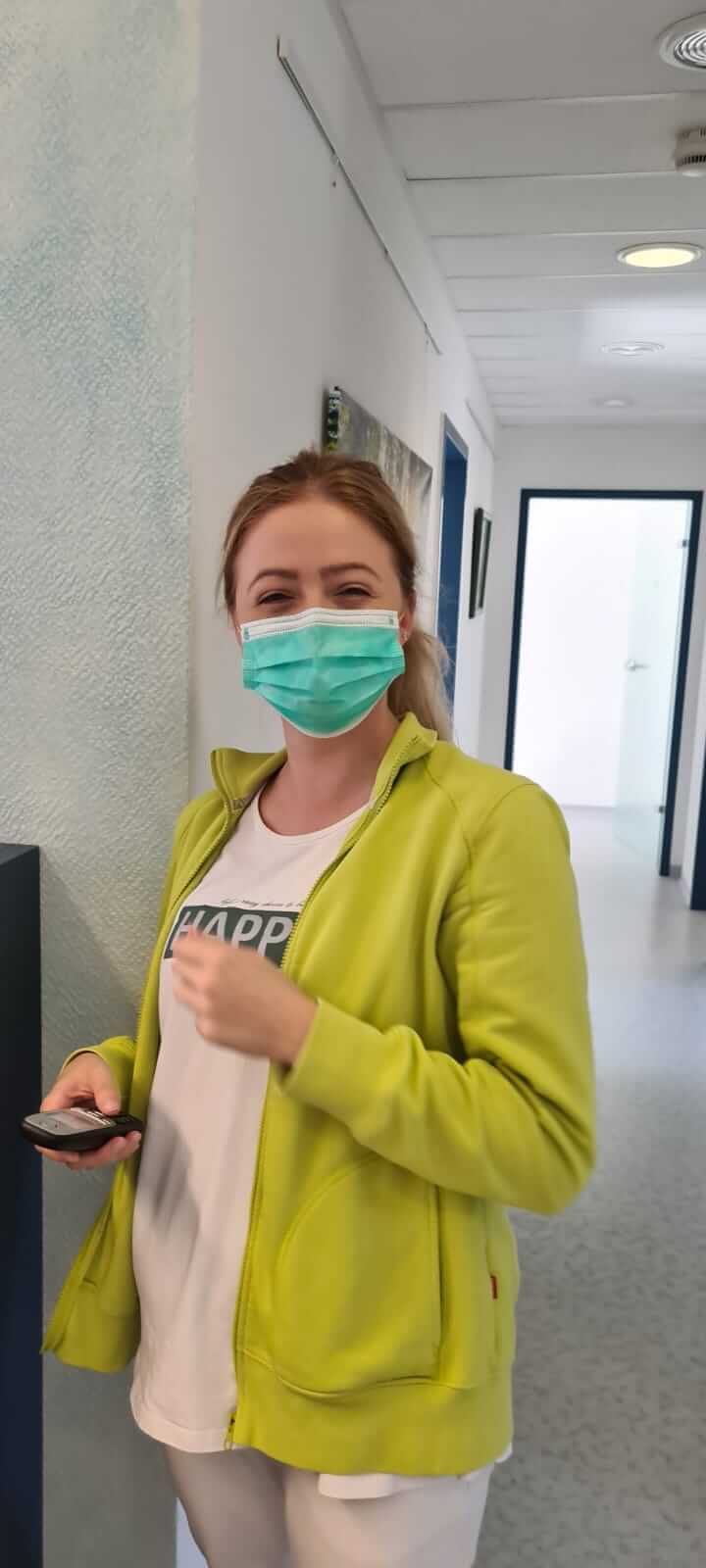 Helferin mit Maske